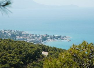 Μέχρι 31 Μαρτίου αιτήσεις στο δήμο Μάνδρας-Ειδυλλίας για μίσθωση αιγιαλού για ομπρέλες και ξαπλώστρες