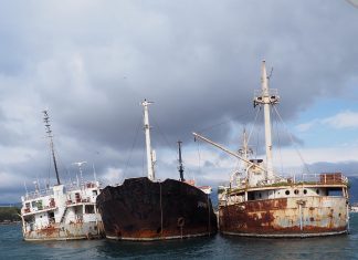 Ανέλκυση ναυαγίων στο λιμάνι της Ελευσίνας