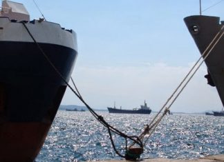Περικυκλωμένο από ναυάγια το λιμάνι Ελευσίνας
