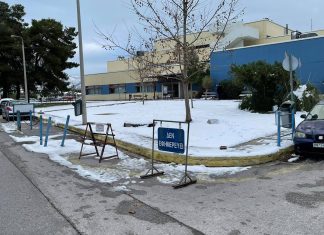 Καθαρίζουν από χιόνια και στο Θριάσιο Νοσοκομείο