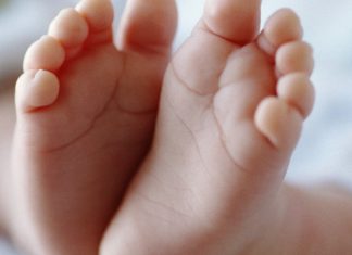 Νεογέννητο με τον ομφάλιο λώρο βρέθηκε εγκαταλειμμένο σε χωράφι στον Ασπρόπυργο