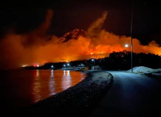 ΚΙΝΑΛ: Άβουλοι και μοιραίοι περιμένουν τη φωτιά να σβήσει