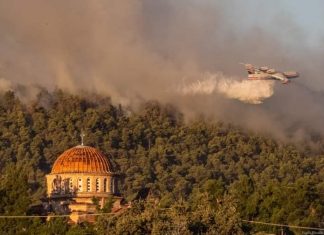 Ώρες αγωνίας: “Τείχος” κατοίκων και εθελοντών στα Βίλια