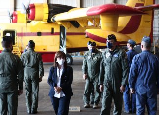 Τους πιλότους των Canadair στην Ελευσίνα επισκέφθηκε η Πρόεδρος της Δημοκρατίας Κατερίνα Σακελλαροπούλου