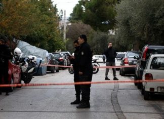 Σε κρίσιμη κατάσταση συνεχίζει να νοσηλεύεται ο 68χρονος οφθαλμίατρος που δέχθηκε πυροβολισμούς από την πρώην σύντροφό του στο Χαλάνδρι – Τι ψάχνει η ΕΛΑΣ