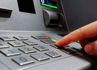 Έσπασαν ΑΤΜ τράπεζας επειδή δεν τους άφηναν να μπουν χωρίς πιστοποιητικά στα Άνω Λιόσια