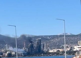 Υπό έλεγχο χωρίς τραυματίες η πυρκαγιά στα Διυλιστήρια Ελευσίνας