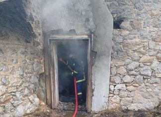Συμβαίνει τώρα: Εκρήξεις από πυρκαγιά σε παλιές αποθήκες στρατού πίσω από το στρατόπεδο Πάχης στα Μέγαρα