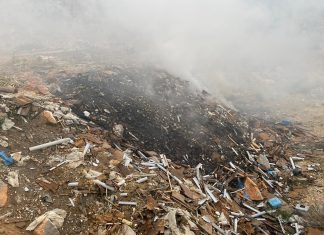 Φωτιά από σκουπίδια στο λόφο Στίκα στα Μέγαρα(βίντεο)