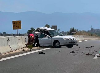 Ταξί έπεσε πάνω σε ΙΧ που σταμάτησε λόγω βλάβης στην Κινέτα