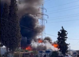 Έσβησε η φωτιά σε αποθήκη ξυλεία στον Ασπρόπυργο-Παραμένουν δυνάμεις πυρόσβεσης