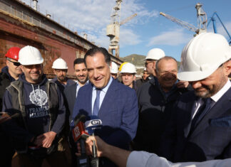 Ναυπηγεία Ελευσίνας: Ανέλκυση δεξαμενής παρουσία του Υπουργού Ανάπτυξης