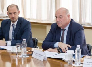 Ο Ευρωπαίος Επίτροπος στον Υπουργό Δικαιοσύνης Κ. Τσιάρα και τον Υφυπουργό Γ. Κώτσηρα