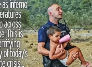 Ο αστυνομικός που παίρνει στα χέρια παιδιά στη Μάνδρα πρωτοσέλιδο στον βρετανικό Τύπο