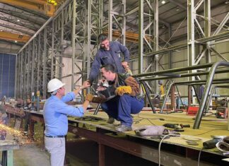 Επίσκεψη Κλεάνθη Βαρελά στα Ναυπηγεία Ελευσίνας