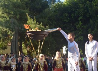 H Ολυμπιακή Φλόγα στα Μέγαρα (φωτο-βίντεο)