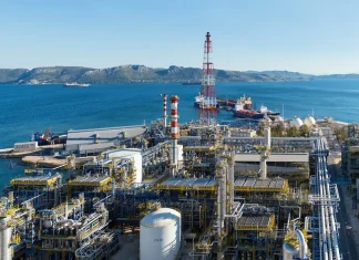 Ρύπανση στη θαλάσσια περιοχή των ΕΛΠΕ στην Ελευσίνα