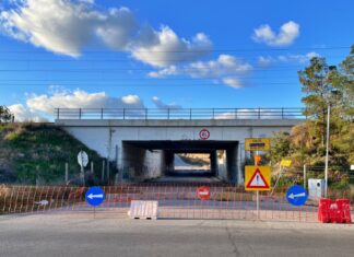 Απαγόρευση διέλευσης οχημάτων κάτω από τη γέφυρα του Προαστιακού Σιδηροδρόμου στη Νέα Πέραμο