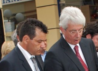 Ο Δήμαρχος Φυλής Χρήστος Παππούς αποχαιρετά τον πρώην Νομάρχη Δυτ. Αττικής Αριστείδη Αρκουδάρη
