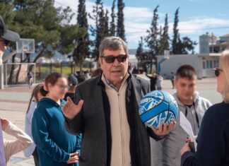 Μπάλες μοίρασε στους μαθητές δημοτικών και νηπιαγωγείων Ασπροπύργου ο Δήμαρχος Γ. Ηλίας