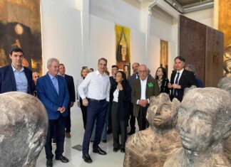 Στην Ελευσίνα ο Πρωθυπουργός για την έκθεση «Ανοιχτό Μουσείο» της Βάνας Ξένου