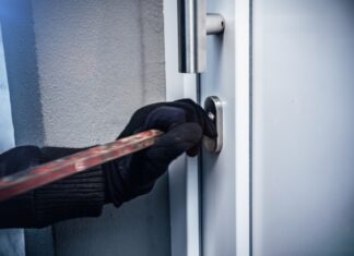 Διάρρηξη στα Μέγαρα – Ανενόχλητοι δρουν ενώ χτυπάει ο συναγερμός