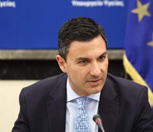 Σταμάτης Πουλής : «Παραδώσαμε νέα ασθενοφόρα προκειμένου να τους βοηθήσουμε να αναπτύξουν τοπικά το δίκτυο εξυπηρέτησης των δημοτών τους, για δευτερογενείς διακομιδές και ψυχρά περιστατικά»
