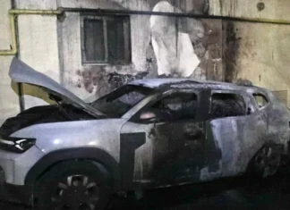 Έκαψαν το ΙΧ του Μεγαρίτη Καθηγητή Πολυτεχνείου Δημήτρη Καρώνη, που συνέταξε το πόρισμα για τα Τέμπη