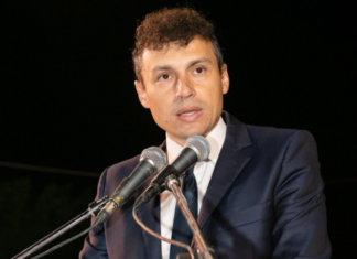 Ο Δήμαρχος Μάνδρας δώρισε όλους τους μισθούς του 2025 στο Θριάσιο για μηχάνημα καρδιολογικών επεμβάσεων