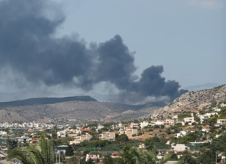 Φωτιά κοντά στον ναύσταθμο Σαλαμίνας – Ηχησε το 112 για εκκένωση οικισμών